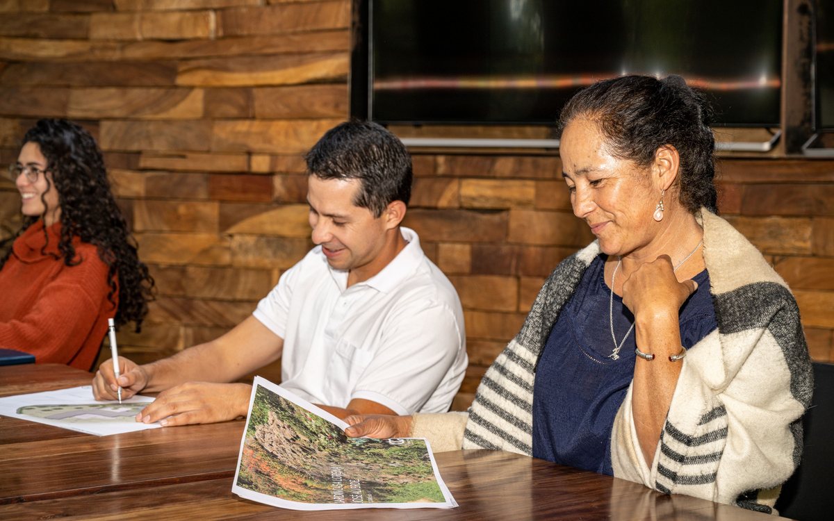 Equipo ConceptoQ revisando los planos del jardín con el cliente