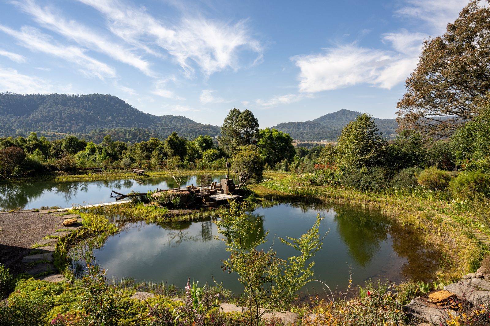El Espejo Inmóvil — estanques de aguas tranquilas frente a la montaña