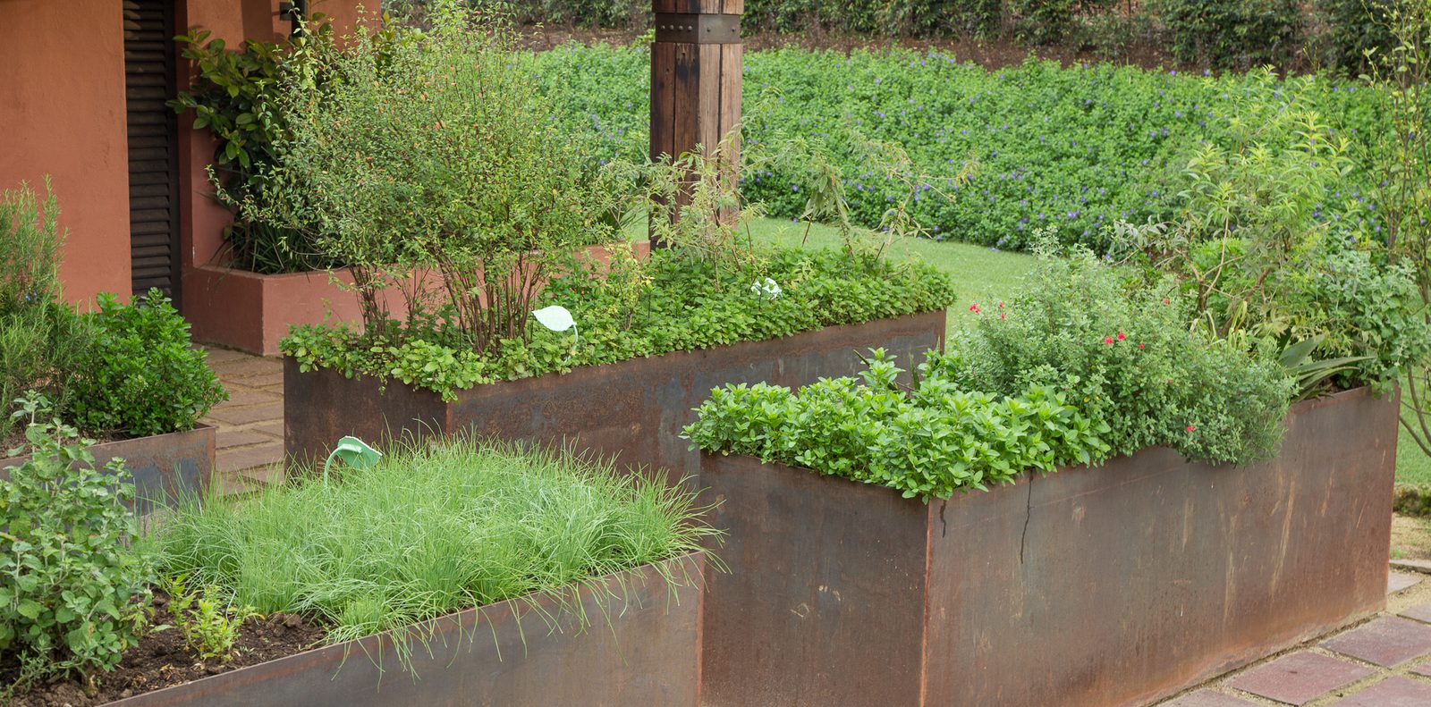 Mesa Viva — jardineras de acero corten con hierbas