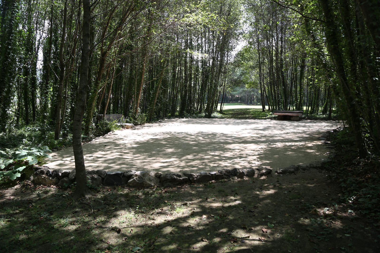 Gazebo y sendero de descanso en jardín residencial, Valle de Bravo